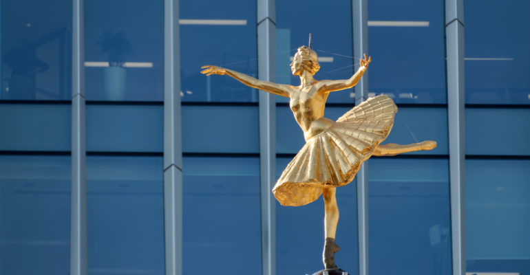 LONDON/UK - MARCH 21 : Replica Statue of Anna Pavlova on the Cup